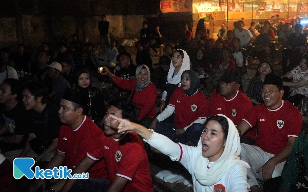Calon Bupati Sidoarjo Subandi-Cawabup Mimik Idayana Temani Penonton Nobar Timnas sampai Dini Hari