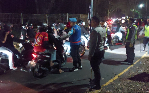 Thumbnail Berita - Polisi Bubarkan Ratusan Simpatisan PSHT yang Tutup Jalan di Karangkates Kabupaten Malang
