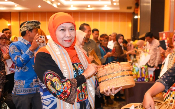 Thumbnail Berita - Bikin Melongo! Dipimpin Gubernur Jatim Khofifah, Misi Dagang Domestik 2025 Capai Angka Fantastis, Tembus Rp13,91 Triliun