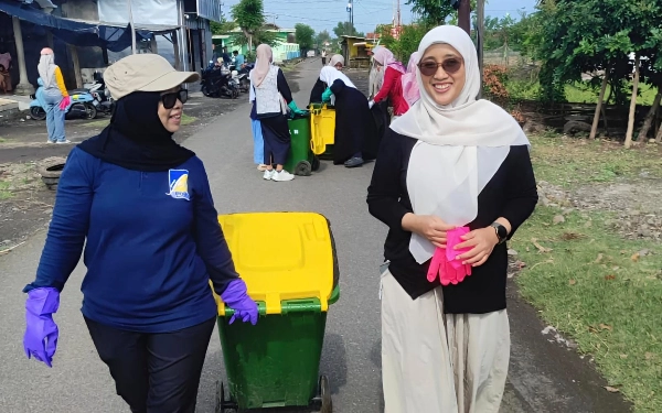 Thumbnail Berita - Bangun Kesadaran Warga, Ning Hani Dorong Pantai Khanoman Jadi Destinasi Bersih