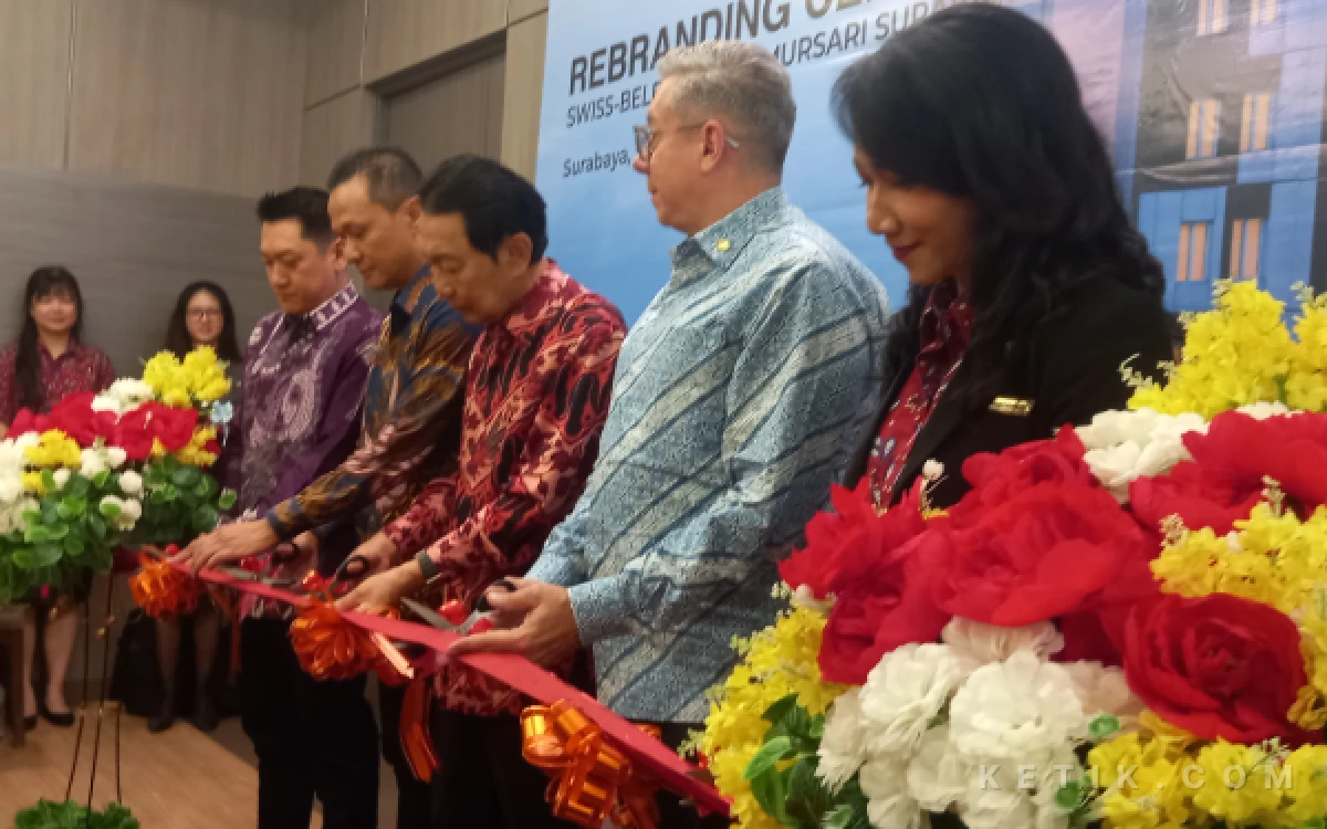 Foto Pemotongan pita menandai Rebranding Zest Jemursari menjadi Swiss-belexpress Jemursari Surabaya.(Foto: Sumarno/Ketik.com)