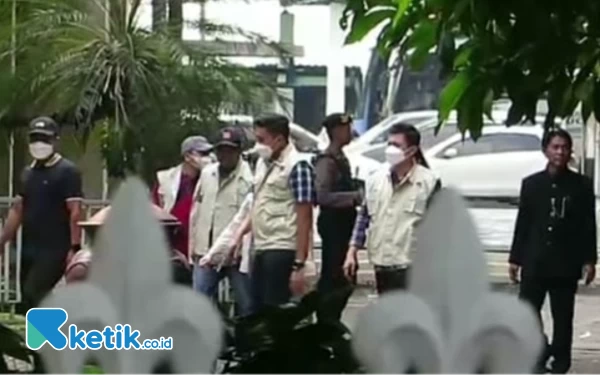 Thumbnail Berita - Sita Uang Asing, Dokumen Pajak, dan Tiga Kendaraan, KPK Analisis Keterkaitan dengan Saksi-Saksi saat OTT di Sidoarjo