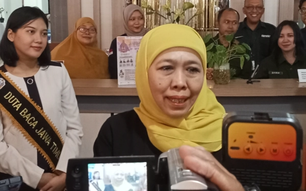 Thumbnail Berita - Khofifah Sampaikan Duka Cita Kecelakaan Bus Rombongan Nakes Bromo