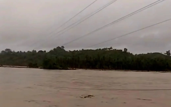 Thumbnail Berita - Aceh Gelap Akibat Banjir, Empat Tower SUTT Roboh, PLN Turunkan Ratusan Personel