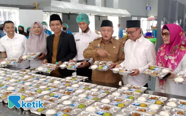 Thumbnail Berita - Bupati Malang Resmikan SPPG Yayasan Hasyim Asy'ari, Salurkan 3.037 Porsi MBG di Hari Pertama