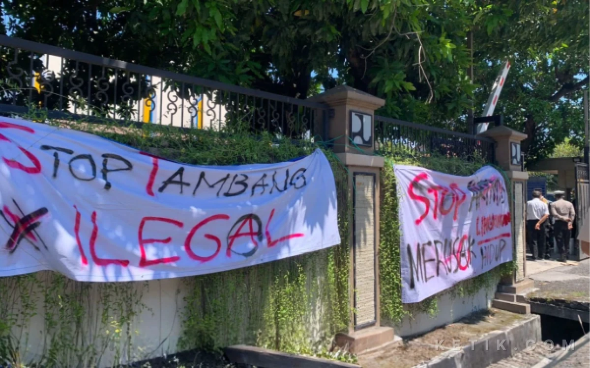 Foto Sejumlah banner bertuliskan kritik terpasang di pagar Kantor BBWS Brantas Surabaya, Kamis, 7 Mei 2026, sebagai bentuk protes mahasiswa terhadap kerusakan Sungai Brantas di wilayah Blitar dan Tulungagung. (Foto: M. Riski Fadila for Ketik.com)