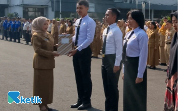 Thumbnail Berita - SK CPNS Diserahkan Wabup Lathifah, 3 Lulusan IPDN Mulai Bekerja di Pemkab Malang