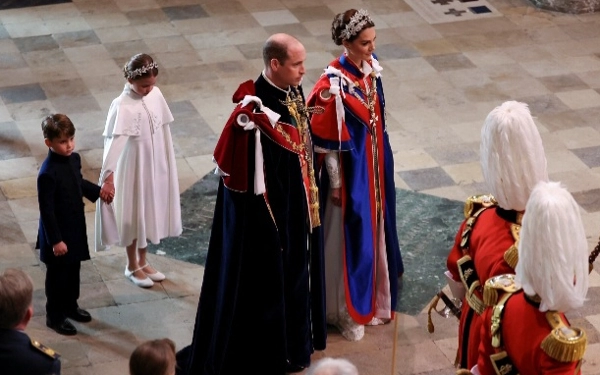 Thumbnail Anak Raja Charles III, Pangeran William hadir bersama Kate Middelton, dan kedua anaknya, Putri Charlotte dan Pangeran Louis. (Foto: myfacehunter.com)