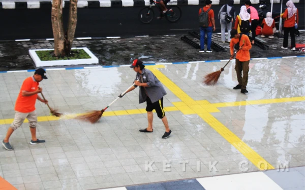 Thumbnail Berita - CFD Alun-Alun Jayandaru Sidoarjo Diwarnai Genangan Air, Sampah, dan Kendaraan Bermotor