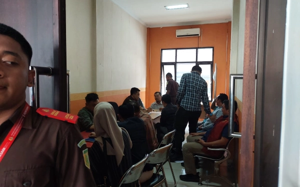 Thumbnail Penyidik menetapkan empat tersangka, yaitu MH (Sekretaris Dinas PUPR Sampang), AZM (Kabid Jalan dan Jembatan Dinas PUPR), SIS alias Yayan (broker), dan KU(Direktur CV) dalam kasus korupsi dana PEN 12 miliar di Kabupaten Sampang. (Foto: Mat Jusi/Ketik.com)