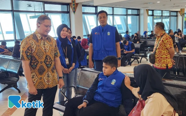 Thumbnail Terciduk saat Weekend! Kadindik Jatim Aries Paewai Kawal Langsung Kontingen OSN 2025 di Juanda