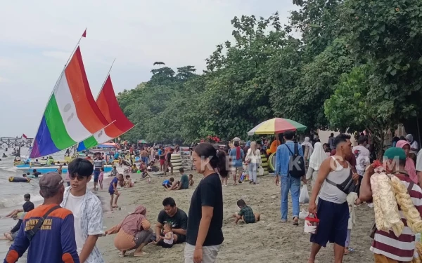 Thumbnail Berita - Libur Tahun Baru, Sejumlah Wisata Bahari Situbondo Dipadati Wisatawan