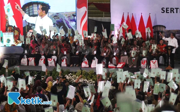 Presiden Jokowi Bagikan 5 Ribu Sertipikat Tanah di Sidoarjo, Ribuan Penerima Bersukacita