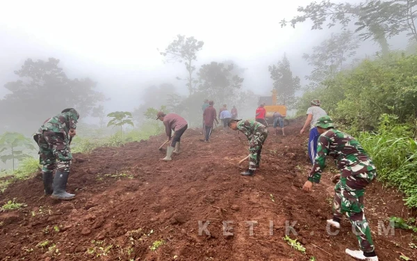 Thumbnail Berita - Diselimuti Kabut, Satgas TMMD Kodim 0823/Situbondo dan Warga Tetap Kebut Pembangunan Jalan Menuju Kebun