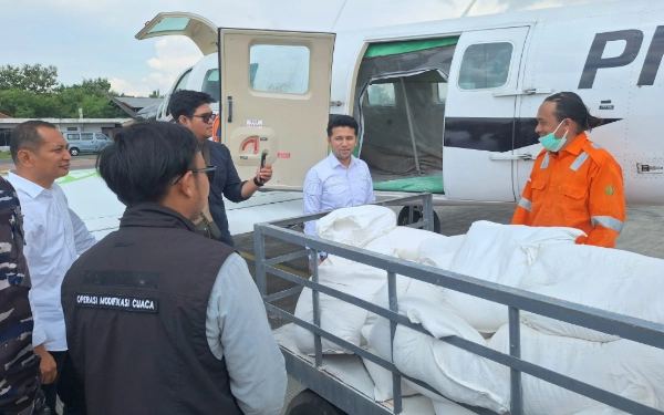 Thumbnail Berita - OMC Tekan Curah Hujan Hingga 74 Persen, Wagub Jatim Tinjau Posko Juanda