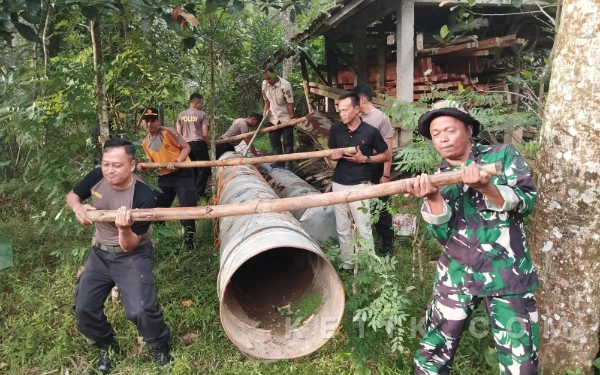 Thumbnail Berita - Nekat! Dipasang Dekat Mapolsek, Empat Long Pendem Jumbo Disita Polisi di Pacitan