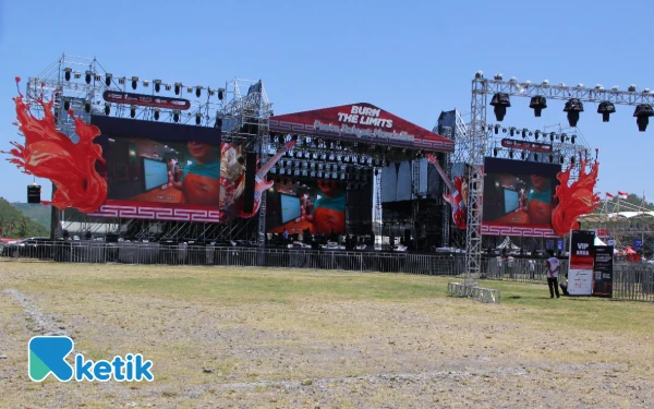 Thumbnail Panggung utama yang akan menjadi lokasi konser Dewa 19, Guyon Waton, King Nassar, dan band-band pendukung lainnya juga telah berdiri megah di lokasi ini. (Foto: Rahmat Rifadin/Ketik)
