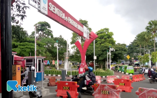 Thumbnail Berita - Diprotes Warga! Jalan Umum Alun-alun Kota Batu Diportal Parkir Demi PAD, Dewanti Buka Suara