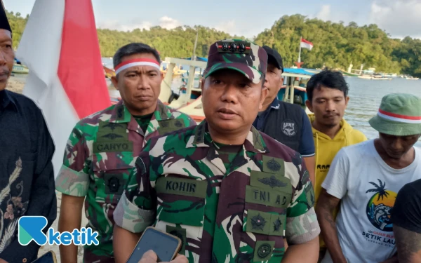 Thumbnail Berita - Jelang HUT ke-80 RI, Korem 083/Bdj Lakukan Pengecatan Perahu Nelayan Sendangbiru