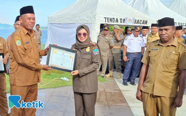 Thumbnail Berita - Pemda Halsel Apresiasi 25 ASN, Saiful Turuy Simbol Kesinambungan Birokrasi