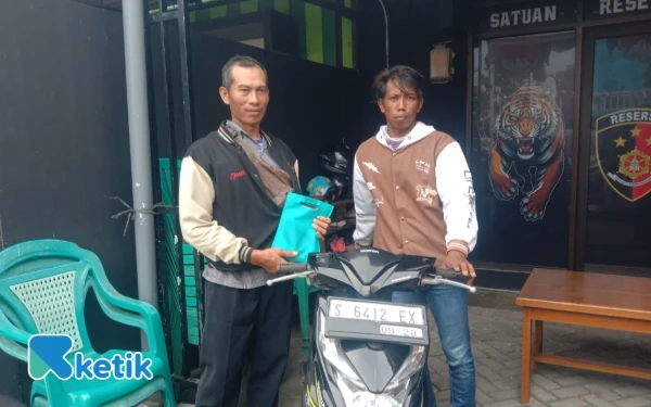 Thumbnail Berita - Warga Tuban Korban Pencurian Motor dan HP Semringah, Polisi Kembalikan Barang-Barang Curian ke Pemilik