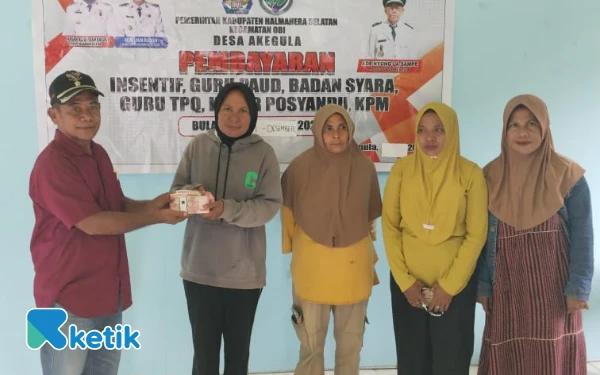 Thumbnail Berita - Pemdes Akegula Halmahera Selatan Salurkan BLT Tahap II dan Insentif Desa 2025