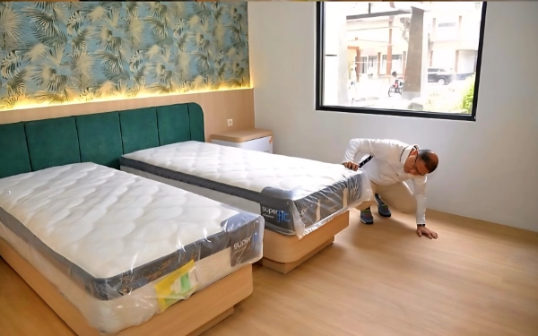 Thumbnail Berita - Cek Hotel Praktik SMKN 1 Jombang! Kadisdik Jatim Aries Rela Telungkup Pastikan Kebersihan Kolong Kasur