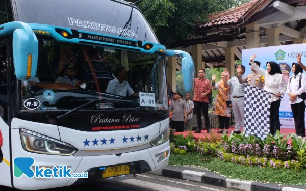 Thumbnail Berita - Berangkatkan Pemudik, Wabup Mimik Idayana: Selamat Jalan, Selamat Berkumpul Keluarga