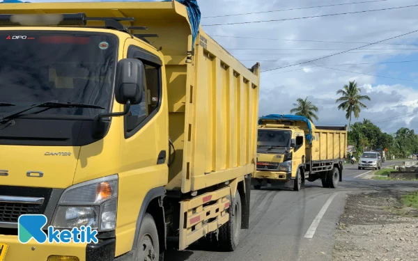Thumbnail Berita - Wow! Jalan Nasional di Abdya Jadi Arena Balap Dump Truk Hauling Bijih Besi