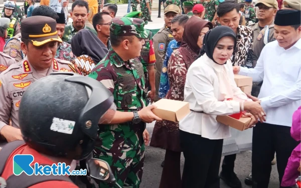 Thumbnail Berita - Bupati Subandi-Wabup Mimik Idayana Bagi-Bagi Takjil, Bersama Forkopimda Layani Pengendara