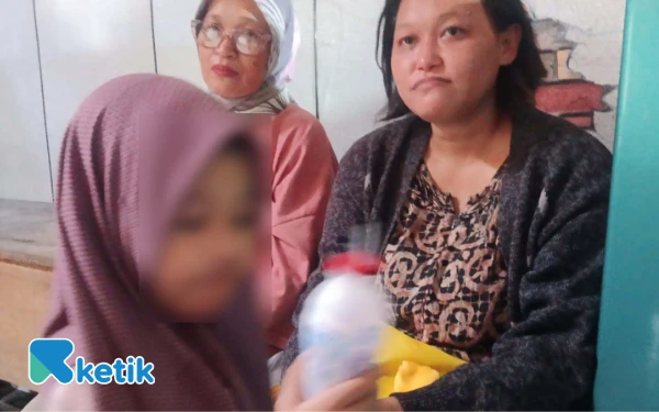 Thumbnail Ibu 5 Anak di Sidoarjo Hidup di Kolong Jembatan Layang, Suami Minggat Tinggalkan Banyak Utang
