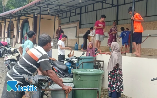 Thumbnail Berita - Listrik Belum Menyala, Warga Babahrot Rebutan Air Bersih di Masjid dan Sungai