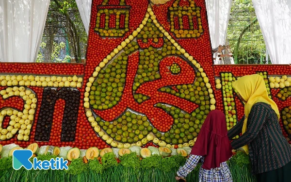 Thumbnail Petugas saat memberikan buah maulid nabi kepada anak yatim. (Foto: Karimatul Maslahah/Ketik)