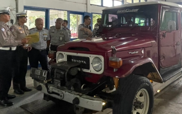 Thumbnail Berita - Cegah Kecelakaan, Satlantas Polres Malang dan Dishub Lakukan Ramp Check Jeep Wisata Bromo