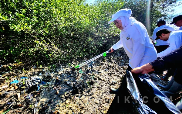 Thumbnail Berita - Indonesia ASRI! Gubernur Khofifah Pimpin Bersih-Bersih Pantai di Kaki Suramadu, Imbau Daerah Gelar Aksi Serupa Hingga Desa