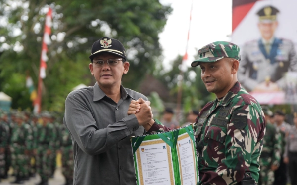 Thumbnail Berita - Kemanunggalan TNI-Rakyat di Sumberadi Sleman, Seragam Hijau dan Kaos Oblong Bersatu Membangun Desa