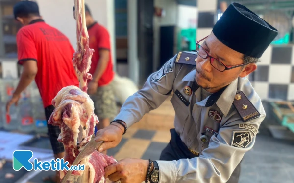 Thumbnail Warga Binaan dan Petugas Rutan Situbondo Kompak Potong Hewan Kurban Bersama