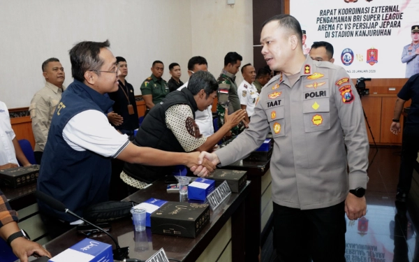 Thumbnail Berita - Pimpin Rakor Kesiapan Arema FC vs Persijap, Kapolres Malang Tekankan Pengamanan Humanis