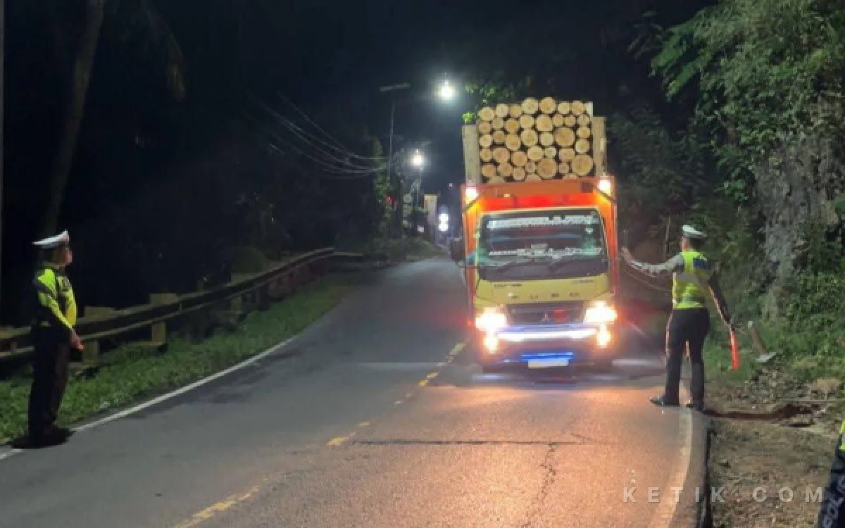 Thumbnail Kendaraan Lebihi Batas Tonase Picu Kerusakan Jalan di Pacitan, Tiap Tahun Naik 4 Persen