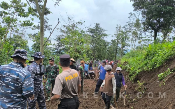 Thumbnail Berita - TNI dan Warga Dusun Plampang Situbondo Gotong Royong pada Pembukaan Jalan Program TMMD
