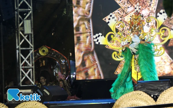 Thumbnail Parade Kostum jadi salah satu acara yang ditunggu-tunggu masyarakat Jombang pada acara Ringin Contong Carnival, Minggu Malam, 19 Oktober 2025. (Foto: Rahmat Rifadin/Ketik.com)