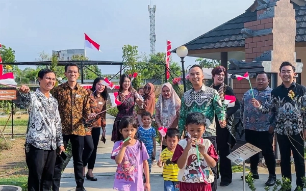 Thumbnail Berita - Merah Putih untuk Negeri: Mercure Surabaya Grand Mirama Bagikan Bendera Sambut HUT ke-80 RI