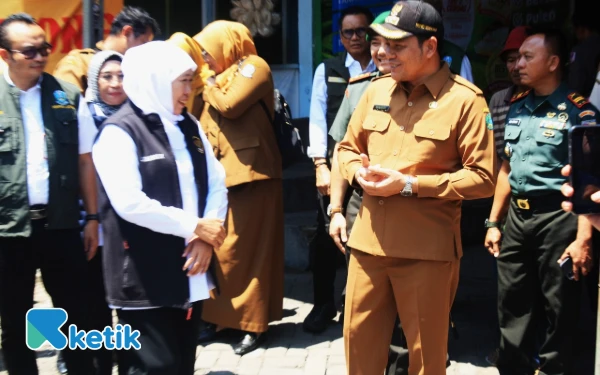 Thumbnail Berita - Gubernur Khofifah dan Bupati Subandi Monitor Distribusi Beras SPHP di Pasar Larangan, Sempatkan Maksi Lontong Kupang