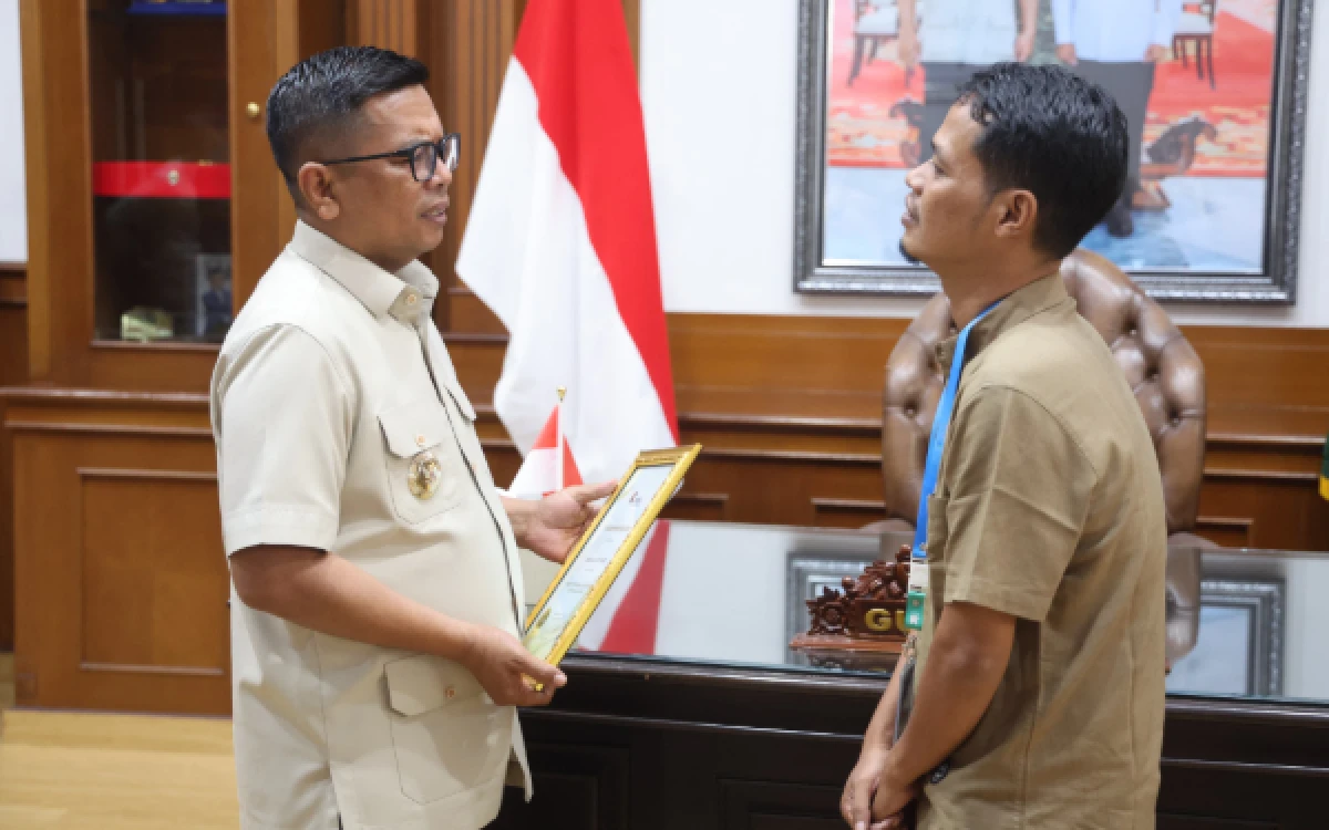 Foto Kepala Biro Ketik.com Banten, Abdul Kohar (kanan), berfoto bersama Gubernur Banten Andra Soni setelah penyerahan piagam penghargaan di ruang kerja gubernur, Kantor Pusat Pemerintahan Provinsi Banten, Kamis (15/10/2026). (Foto: Hikmatulloh/Protokol Pemprov Banten).