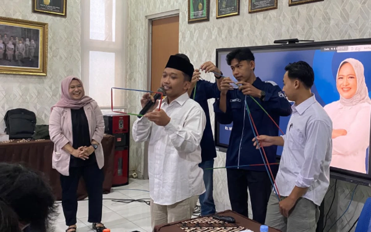 Foto Peserta Pelatihan Konselor Sebaya diajak memahami bahwa kemampuan mendengarkan secara aktif merupakan dasar dalam memberikan bantuan psikologis. Mereka dilatih sejumlah keterampilan, seperti attending, mengajukan pertanyaan terbuka, melakukan parafrase, merefleksikan perasaan, dan melakukan klarifikasi. (Foto: Fakultas Syariah UIN Malang)