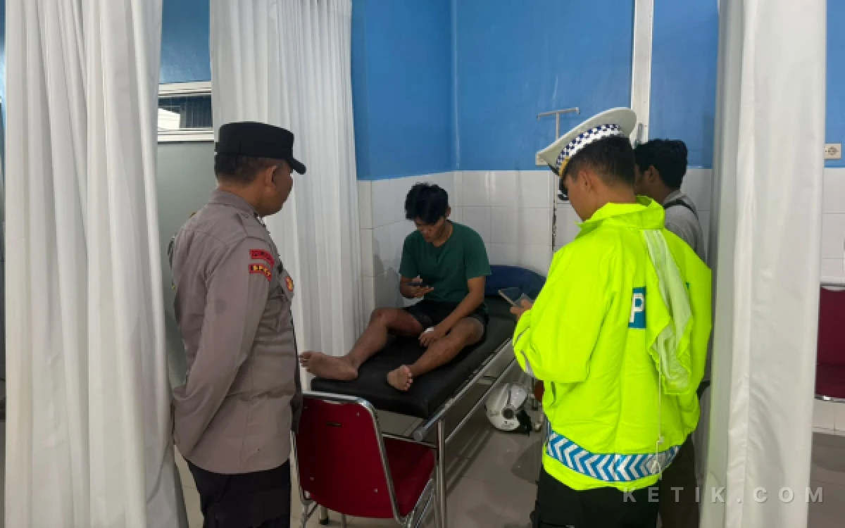 Foto Petugas kepolisian dan anggota Satlantas mendampingi korban pohon tumbang yang menjalani pemeriksaan dan pengobatan di Rumah Sakit Umum Medical Mandiri Pacitan, Sabtu (24/10/2026).