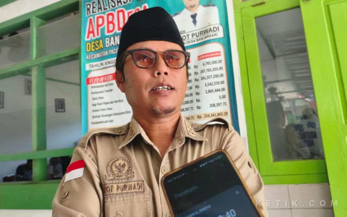 Foto Kepala Desa Banjarsari, Gatot Purwadi, saat memberikan keterangan terkait kondisi atap Gerai Koperasi Desa Merah Putih (KDMP) di Desa Banjarsari, Kecamatan Pacitan, Kabupaten Pacitan, Rabu, 16 September 2026.