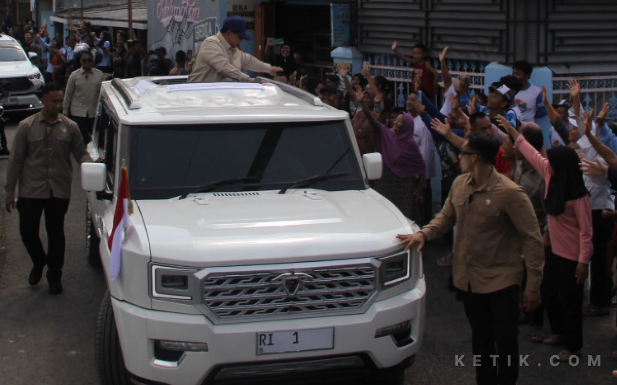 Foto Presiden Prabowo menyapa warga desa Nglawak Nganjuk usai acar peresmian KDMP, Sabtu 16 Mei 2026. (Foto: Rahmat Rifadin/Ketik.com)