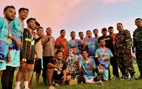 Thumbnail Berita - Tumbangkan Pasar FC Lewat Adu Penalti, Mancang FC Angkat Trofi Keuchik Cup Pante Rakyat