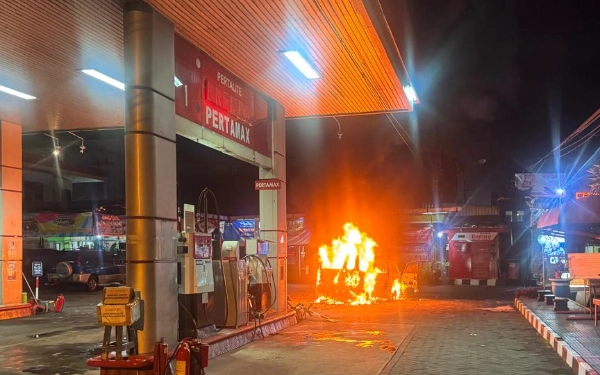 Thumbnail Berita - Detik-Detik Mencekam! Mobil Terbakar di SPBU Kepanjen Malang, Satu Orang Dilarikan ke RS